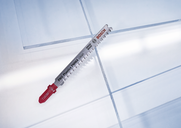 用於在乾淨的工作表面上切割塑膠片的曲線鋸刀片。