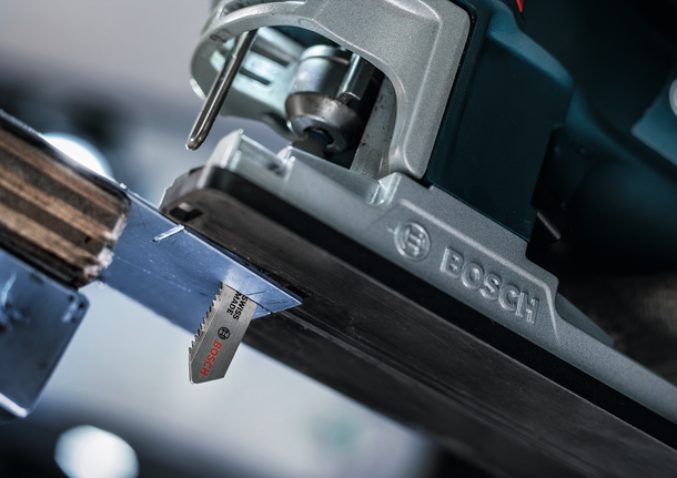 近距離觀察拼圖切割金屬板。