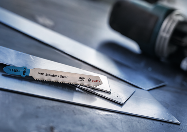 車間內，拼圖鋸刀片放置在不銹鋼板上。