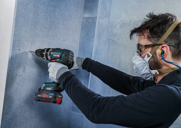 PRO Ceramic (乾式瓷磚用) 鑽頭套組,6 x 66,6 x 66,8 x 66 mm,3 件組 配戴安全設備的人員正在向牆壁上鑽孔。
