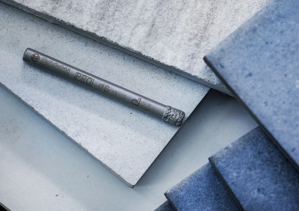 PRO Ceramic (乾式瓷磚用) 鑽頭套組,6 x 66,6 x 66,8 x 66 mm,3 件組 鑽頭放在堆疊的瓷磚上。