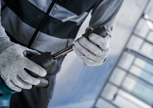 PRO 鎚鑽轉接頭,SDS max 對 SDS plus 配戴安全設備的人員將金屬鑽頭安裝到電動工具上。