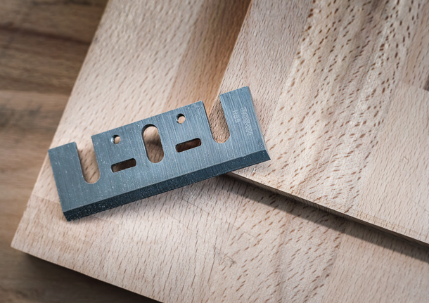 金屬刀片放在木板上。