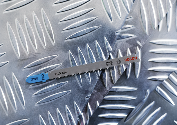 菱形圖案金屬板上的拼圖刀片。