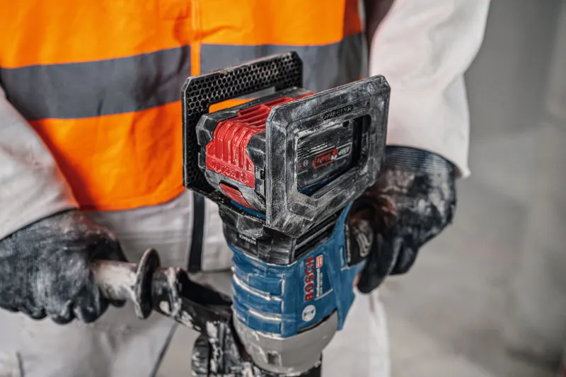 一名配戴安全設備的人員操作無線攪拌裝置。.