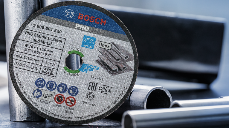 用於切割不銹鋼和金屬的圓盤，放置在金屬管之間。