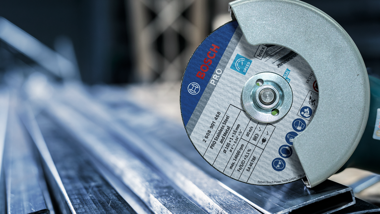 工業環境中，金屬切割工具切割鋼樑。