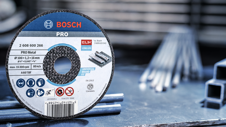 車間鋼棒旁工作台上的金屬切割盤。.