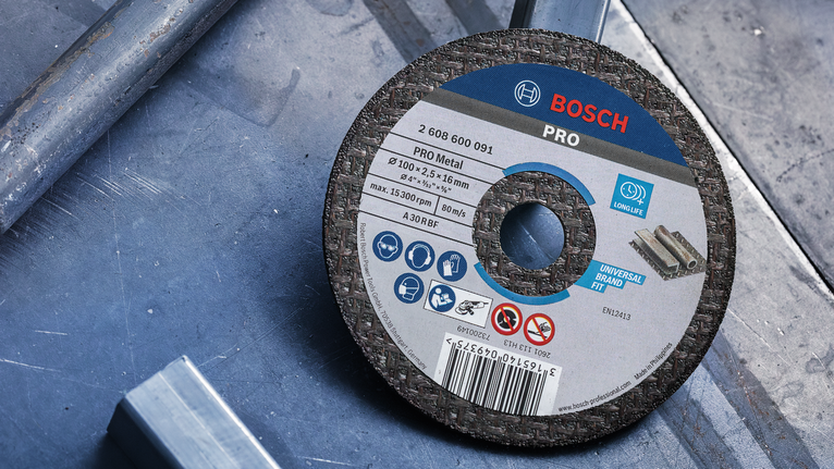 金屬切割盤放置在車間環境的金屬表面上。.