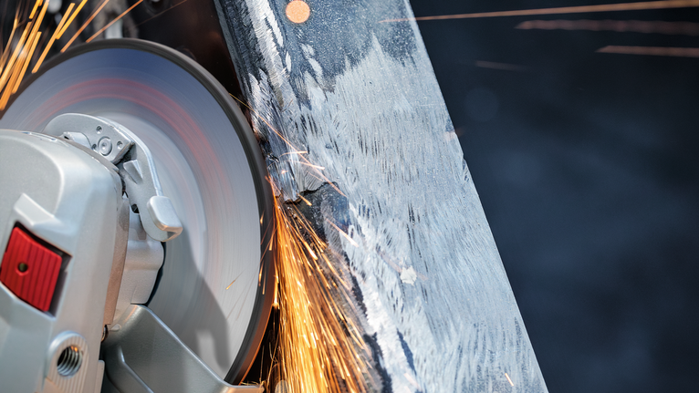 切割輪在切割金屬梁時會產生火花。.