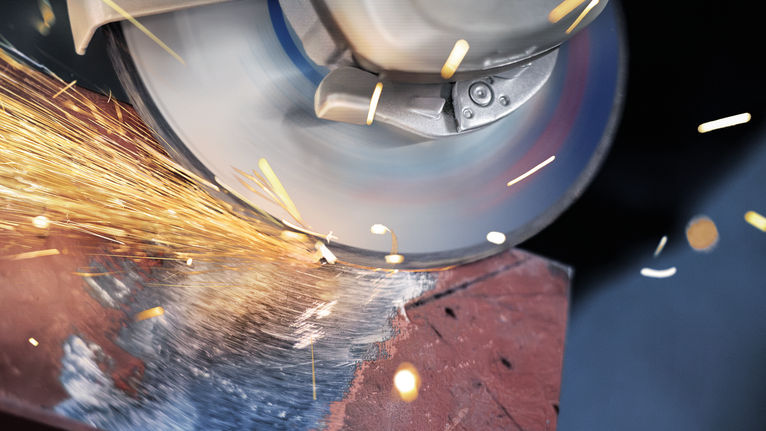 角磨機切割金屬，產生明亮的火花。.