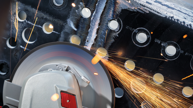 切削刀具磨過穿孔金屬，火花四濺。