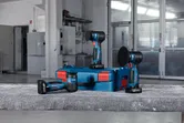 車間工作台上展示的無線拋光機和工具箱。