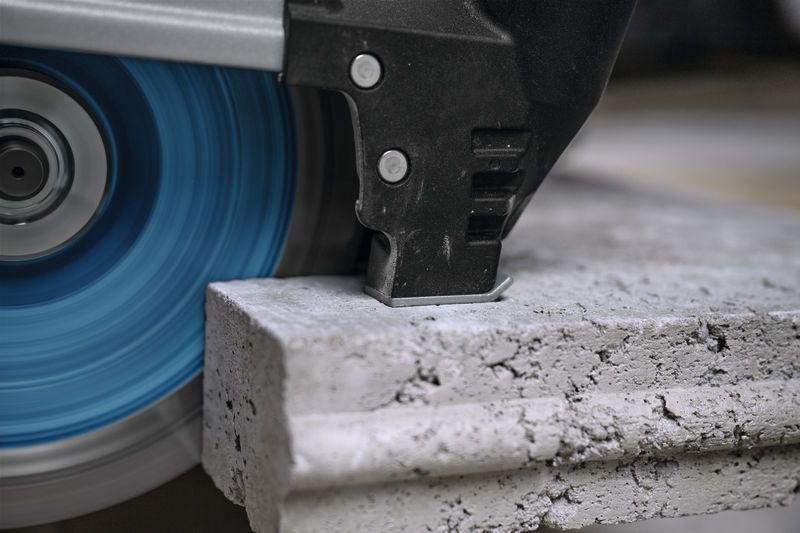 大型角磨機切割厚混凝土板。.