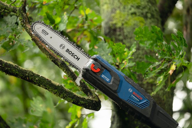 無線伸縮修枝剪在枝繁葉茂的戶外環境中修剪樹枝。.