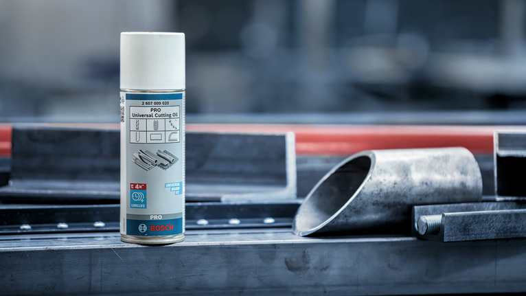 切割油噴霧罐放置在鋼管旁的金屬工作台上。