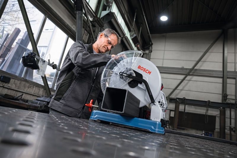 GCD 18V-355 一名佩戴安全設備的人員準備用金屬切割鋸切割金屬管。.