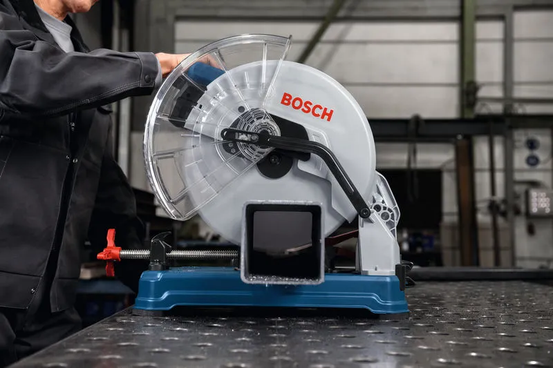 GCD 18V-355 一名配戴安全設備的人員操作金屬切割鋸切割鋼管。.