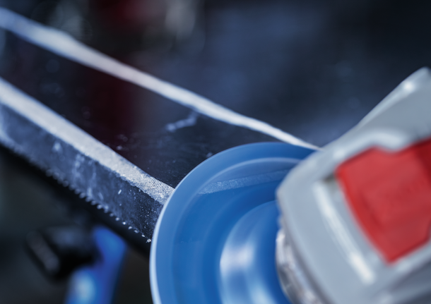 Bosch磨料盤可打磨金屬表面。.