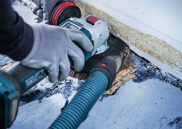 Bosch角磨機刷頭去除地板塗裝。.