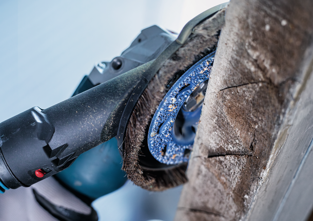 Bosch磨料刷盤可打磨粗糙木材。.