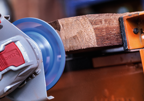 BoschX-Lock 磨料盤可磨粗糙木材。.