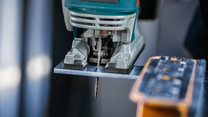 Object #200559117: 7478951_app_web_07 拼圖鋸在工作台上切割金屬板。