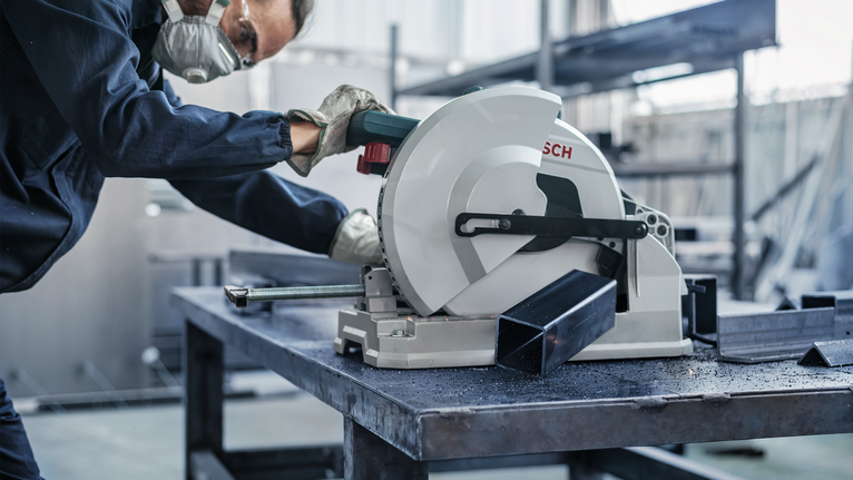 PRO Steel 鋼材圓鋸片,有線,254 x 2.2 x 25.4 mm,T52 一名配戴安全設備的工人正在用圓鋸切割金屬樑。.