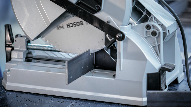 PRO Steel 鋼材圓鋸片,有線,254 x 2.2 x 25.4 mm,T52 金屬切割鋸片在車間環境中切割鋼筋。