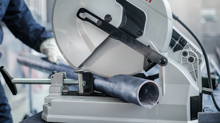 PRO Steel 鋼材圓鋸片,有線,254 x 2.2 x 25.4 mm,T52 配戴安全設備的人用固定鋸切割金屬管。