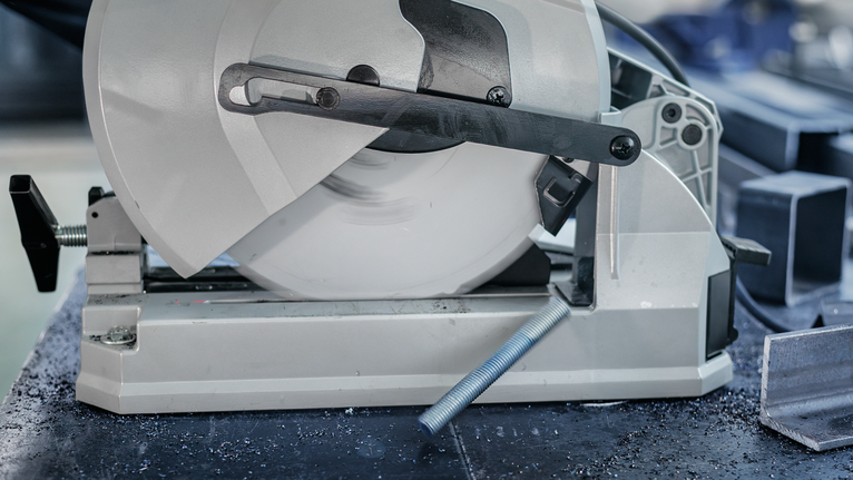 PRO Steel 鋼材圓鋸片,有線,254 x 2.2 x 25.4 mm,T52 車間裡,金屬切割鋸正在切割鋼棒。