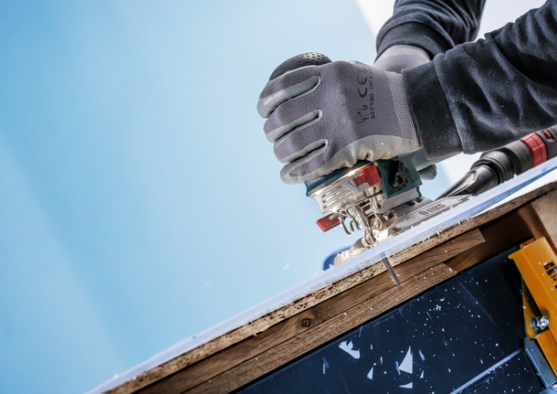 PRO Plastics PP 細緻切割款 T102D 線鋸片,100 mm,2 件 工人配戴安全設備,使用曲線鋸切割一塊層壓木材。.