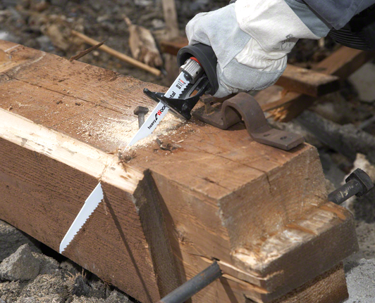 軍刀鋸片 - Flexible for Wood and Metal 一名配戴安全設備的工人使用往復鋸切割木樑。.
