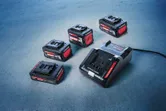 Bosch EXAL18V-160 充電器配備四顆 18V Expert 電池。.