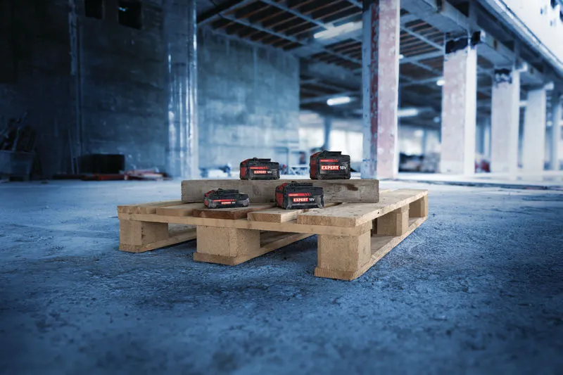 Bosch Expert 電池組放置在木質托盤上。.