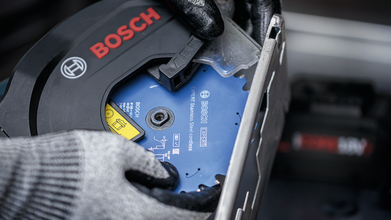 配戴安全設備的人員安裝圓鋸片。.