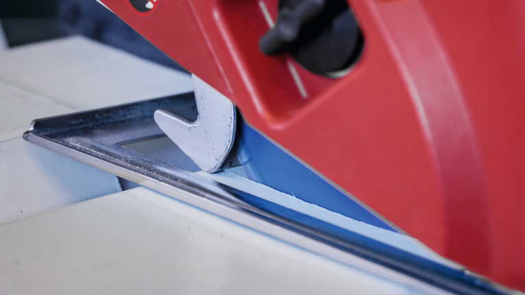 瓷磚切割機在工作台上切割瓷磚。