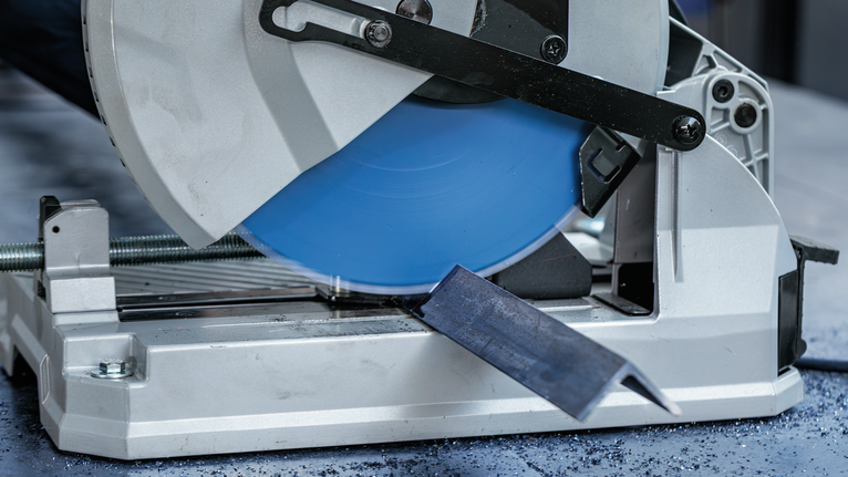 EXPERT Steel 鋼材圓鋸片,305 x 2.6/2.2 x 25.4 mm,T80 金屬切斷鋸正在切割車間地板上的鋼筋。.