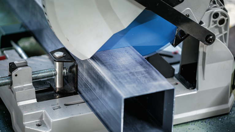 EXPERT Steel 鋼材圓鋸片,305 x 2.6/2.2 x 25.4 mm,T80 在工業環境中,金屬切割鋸將大型鋼樑切成薄片。.