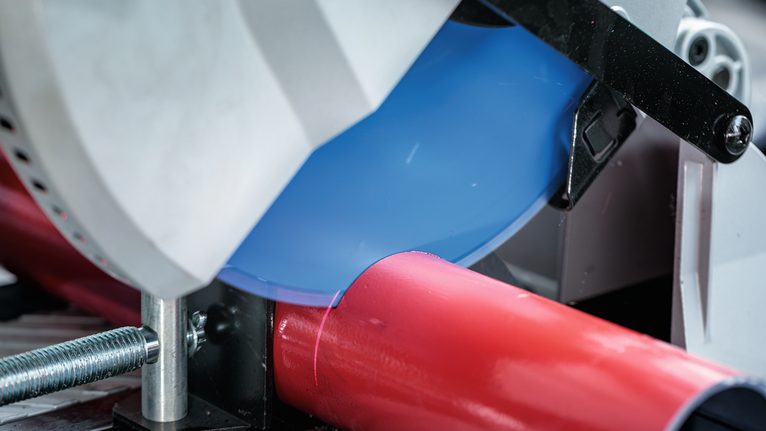 EXPERT Steel 鋼材圓鋸片,305 x 2.6/2.2 x 25.4 mm,T80 圓鋸在車間環境中切割紅色金屬管。.