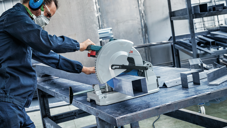 EXPERT Steel 鋼材圓鋸片,305 x 2.6/2.2 x 25.4 mm,T80 車間裡,配戴安全設備的人員用圓鋸切割金屬樑。.