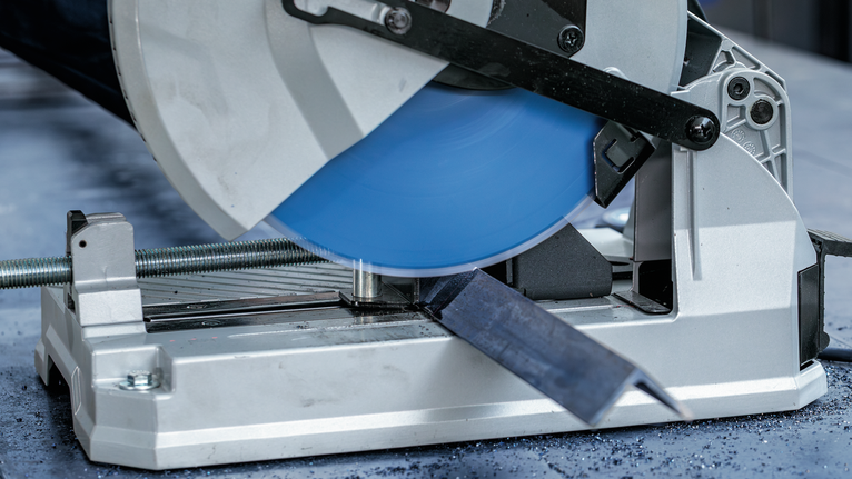 EXPERT Steel 鋼材圓鋸片,305 x 2.6/2.2 x 25.4 mm,T80 金屬切割鋸在工作台上切割鋼筋。.