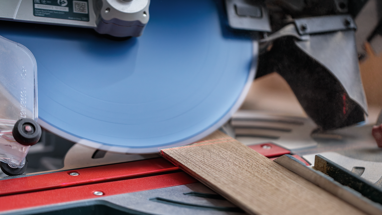 圓鋸在斜切鋸工作站上切割木板。.