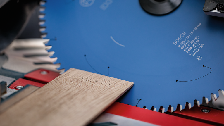 帶有藍色刀片的圓鋸，用於切割木板。.