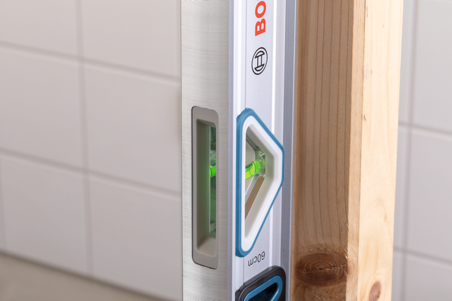 水平儀用於檢查木樑與磁磚牆面的垂直度是否一致。