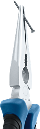 尖嘴鉗夾住一枚釘子。