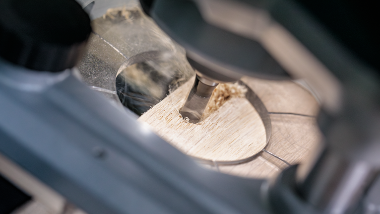 旋轉工具在木板上鑽出精確的孔。.