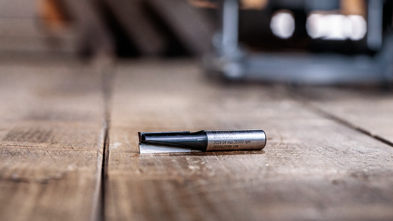 路由器鑽頭位於車間環境中的木質表面上。.