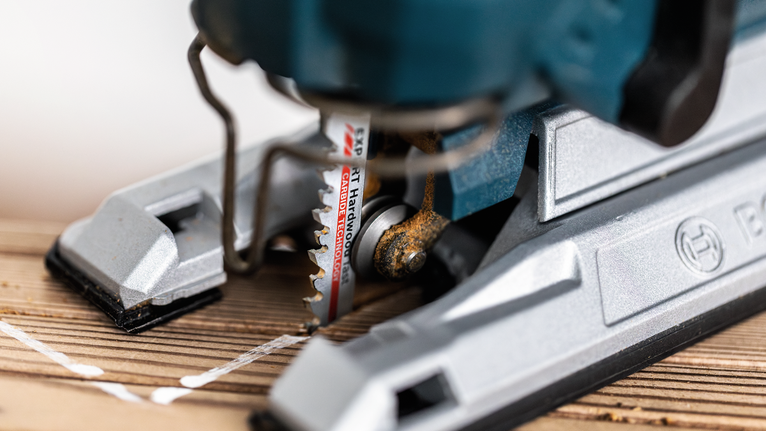 沿著木板上的標記線進行拼圖切割。.