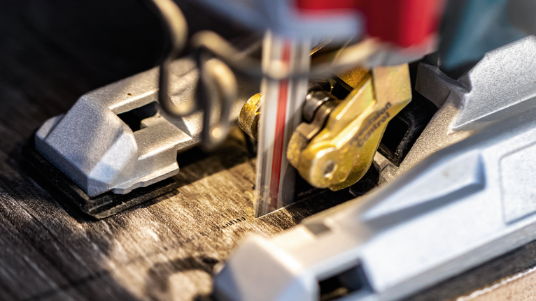 拼圖鋸沿著標記線切割木材。.